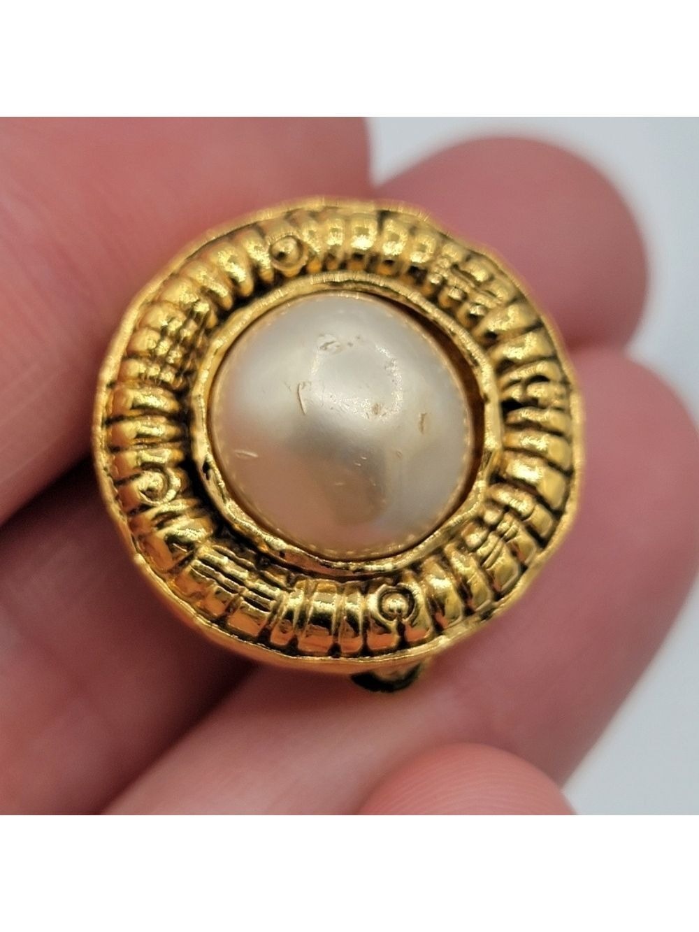 Chanel Goldtone Earrings Vintage Clip On - Picture 14 of 15